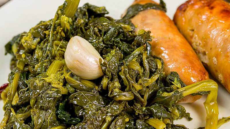piatti tipici napoletani - salsiccia e friarielli